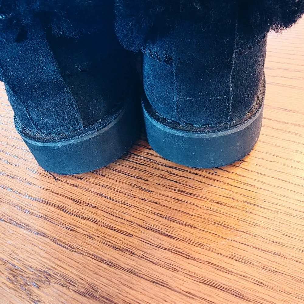 UGG McKay Black Sheepskin Ankle Boots Fur Lined Suede Womens 7